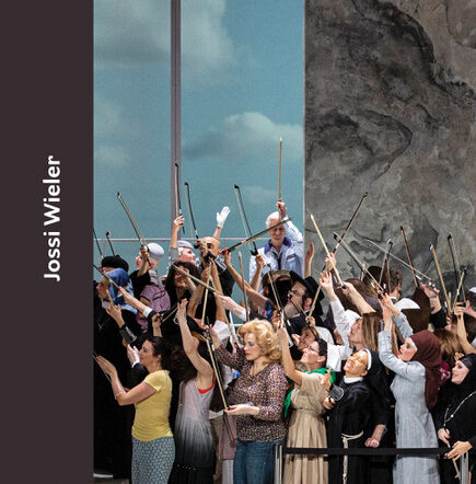 Gruppe von Menschen, die einen Stock in den Himmel schwenken